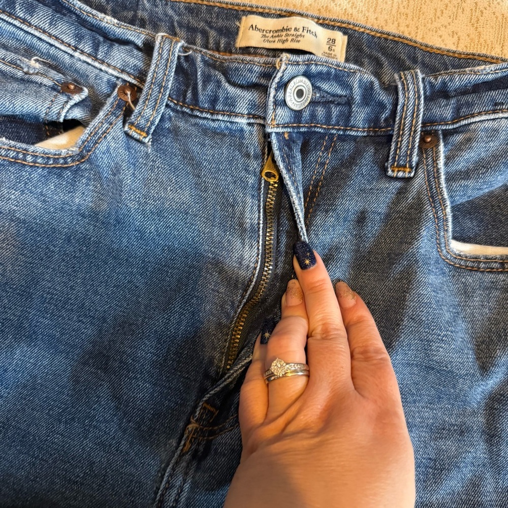Abercrombie & Fitch the ankle straight ultra high rise distressed jeans - Picture 4 of 9